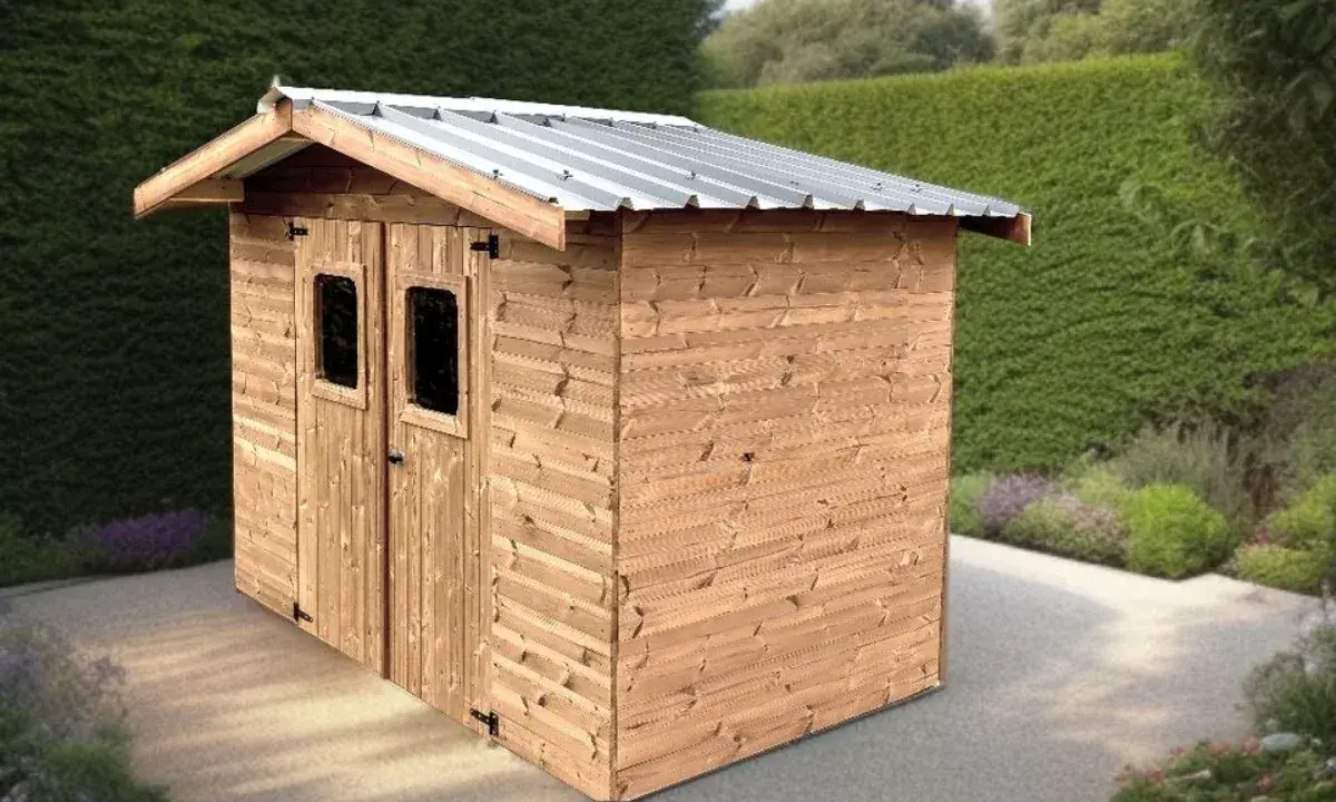 Abri de jardin en bois avec double porte et fenêtres, idéal pour ranger vos outils. Pensez à la taxe abri de jardin.