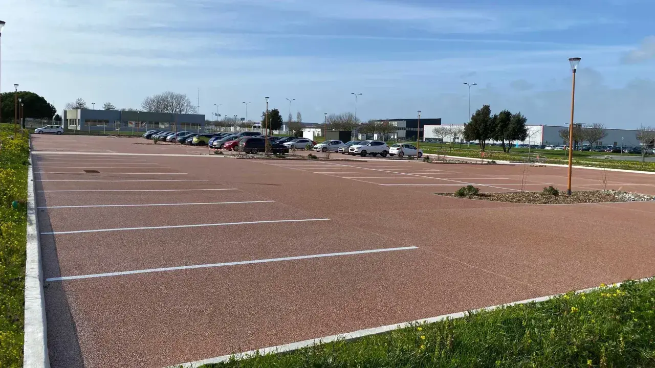 Parking extérieur avec revêtement de sol en gravier coloré, une solution pas chère pour revêtement sol parking voiture en extérieur.