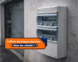 Coffret électrique étanche, norme IP 65, résistant à la pluie sur un mur extérieur.