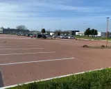 Parking extérieur avec revêtement de sol en gravier coloré, une solution pas chère pour revêtement sol parking voiture en extérieur.
