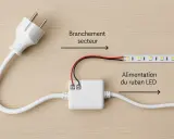 Branchement secteur vers alimentation du ruban LED. Le câble blanc se connecte à un boîtier blanc, puis à un ruban LED.