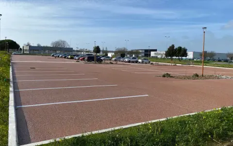 Parking extérieur avec revêtement de sol en gravier coloré, une solution pas chère pour revêtement sol parking voiture en extérieur.