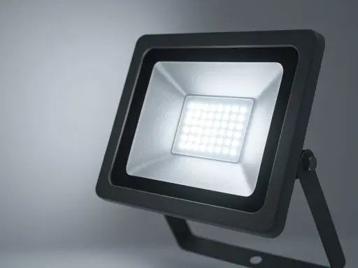 Projecteur LED extérieur noir avec une grille de diodes lumineuses blanches.