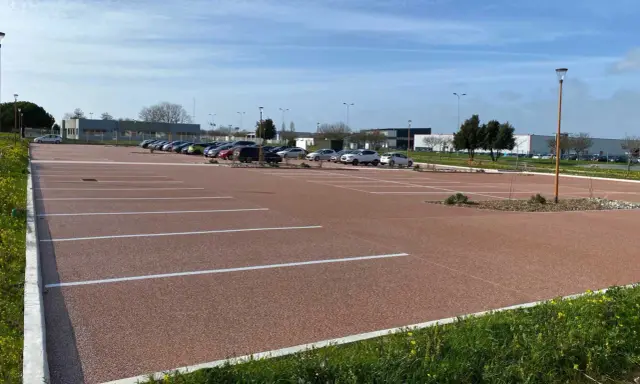 Parking extérieur avec revêtement de sol en gravier coloré, une solution pas chère pour revêtement sol parking voiture en extérieur.