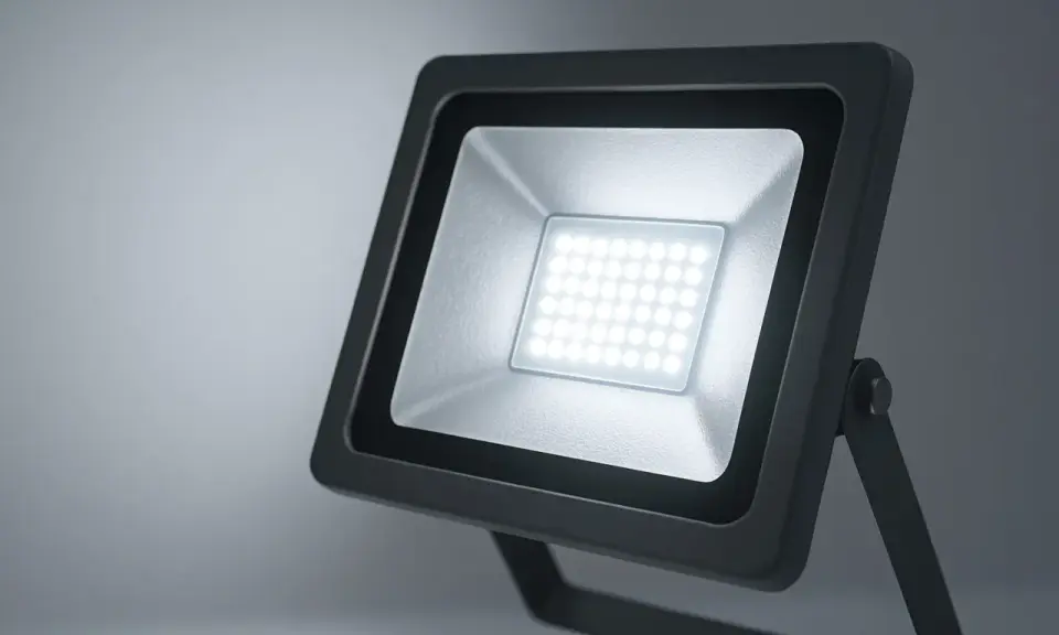Projecteur LED extérieur noir avec une grille de diodes lumineuses blanches.