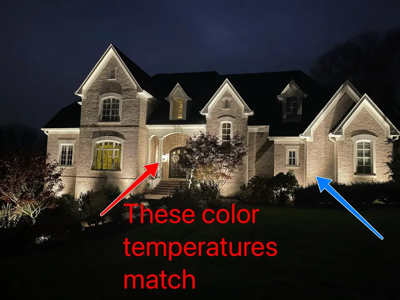 Maison illuminée la nuit, mettant en valeur la façade en brique. Les lumières LED créent une ambiance chaleureuse, avec une couleur LED uniforme sur toute la maison.