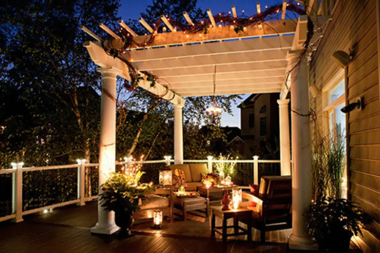 Une pergola illumin&eacute;e de guirlandes lumineuses et de lanternes, cr&eacute;ant une ambiance chaleureuse. Parfaites id&eacute;es &eacute;clairage pergola pour vos soir&eacute;es d'&eacute;t&eacute;.
